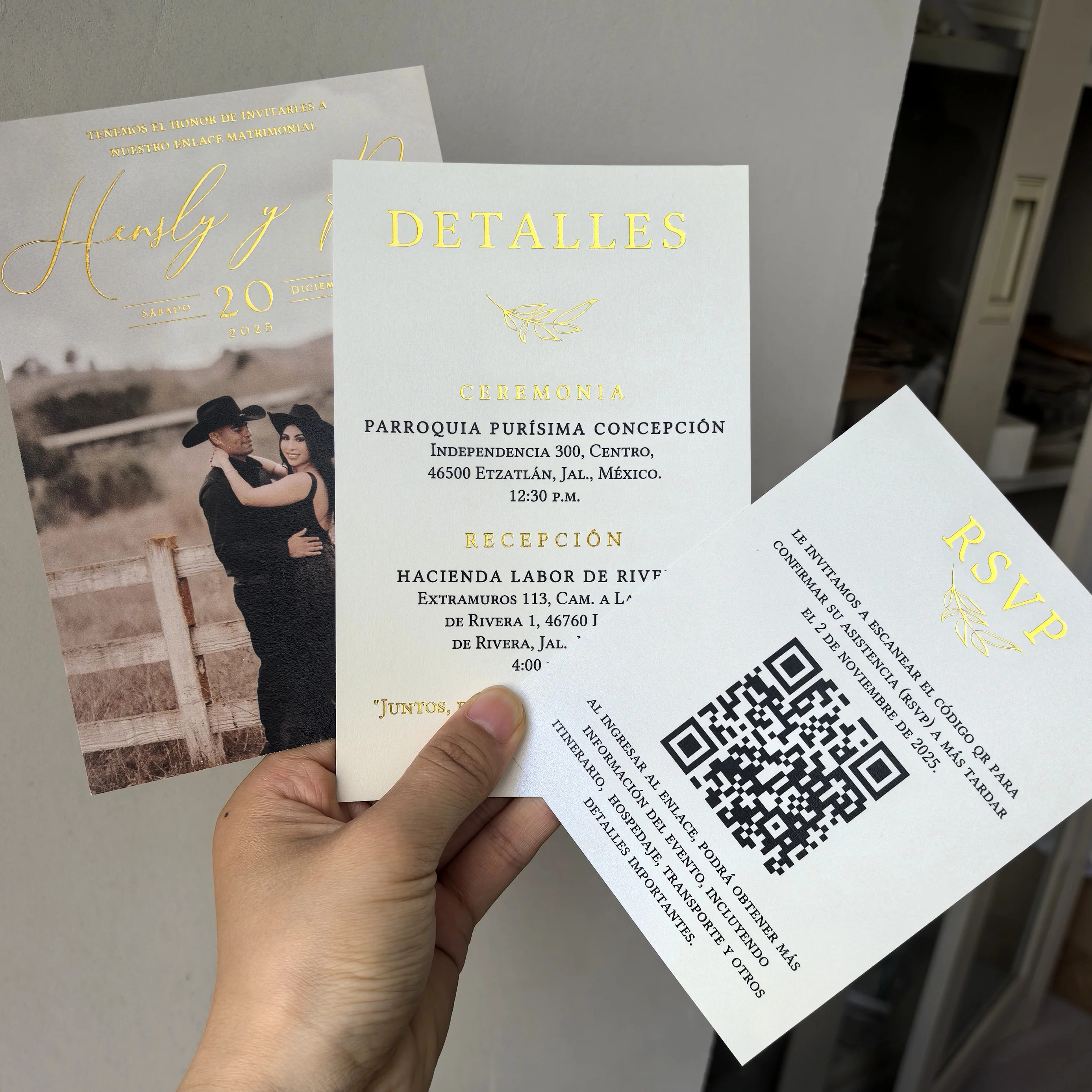 بطاقة أكريليك بحامل ثلاثي الطي مخصص عبرية مع جيب Rsvp وصورة تحت المنطقة حيث يذهب دعوات الأكريليك