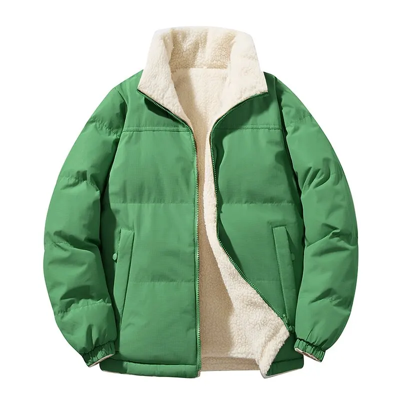 معطف شتوي جديد عصري بلون سادة وسميك من القطن الدافئ مع مخمل للرجال معطف رياضي فضفاض غير رسمي مقاوم للماء مقاس كبير