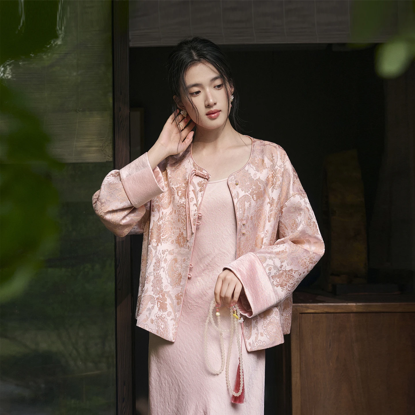 

Элегантное женское пальто SENTUBILA 2026 с круглым вырезом, жаккардовыми пуговицами в китайском стиле, короткое, весеннее, новинка, женская верхняя одежда 161WP4740