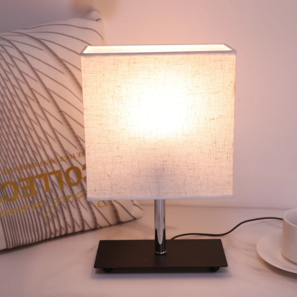 Fashionable USB powered dimmable desk lamp, warm color lamp, suitable for bedrooms, study rooms, and living rooms