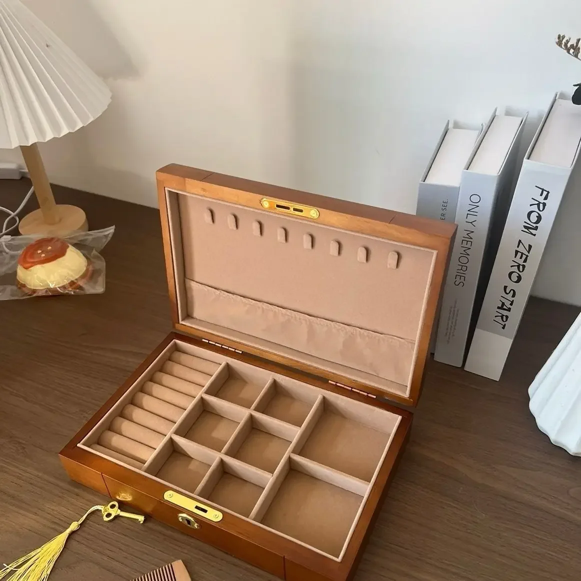 Solid wood jewelry box organizer vintage high-end exquisite jewelry high-end necklace stud ring jewelry with lock wood