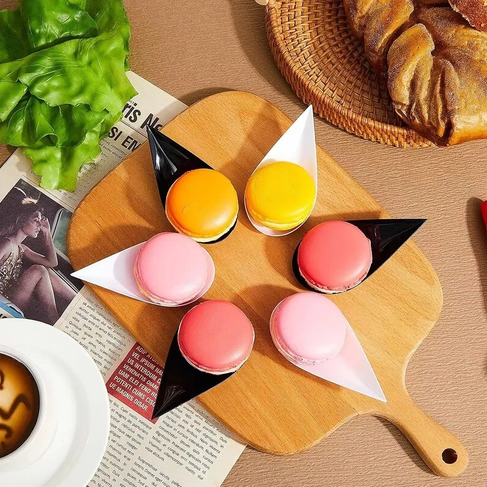 25pcs Creative Disposable Mini Serving Trays Plastic Smooth Edge Tasting Spoons Water Drop Dessert Spoons Dishes Serving Plate
