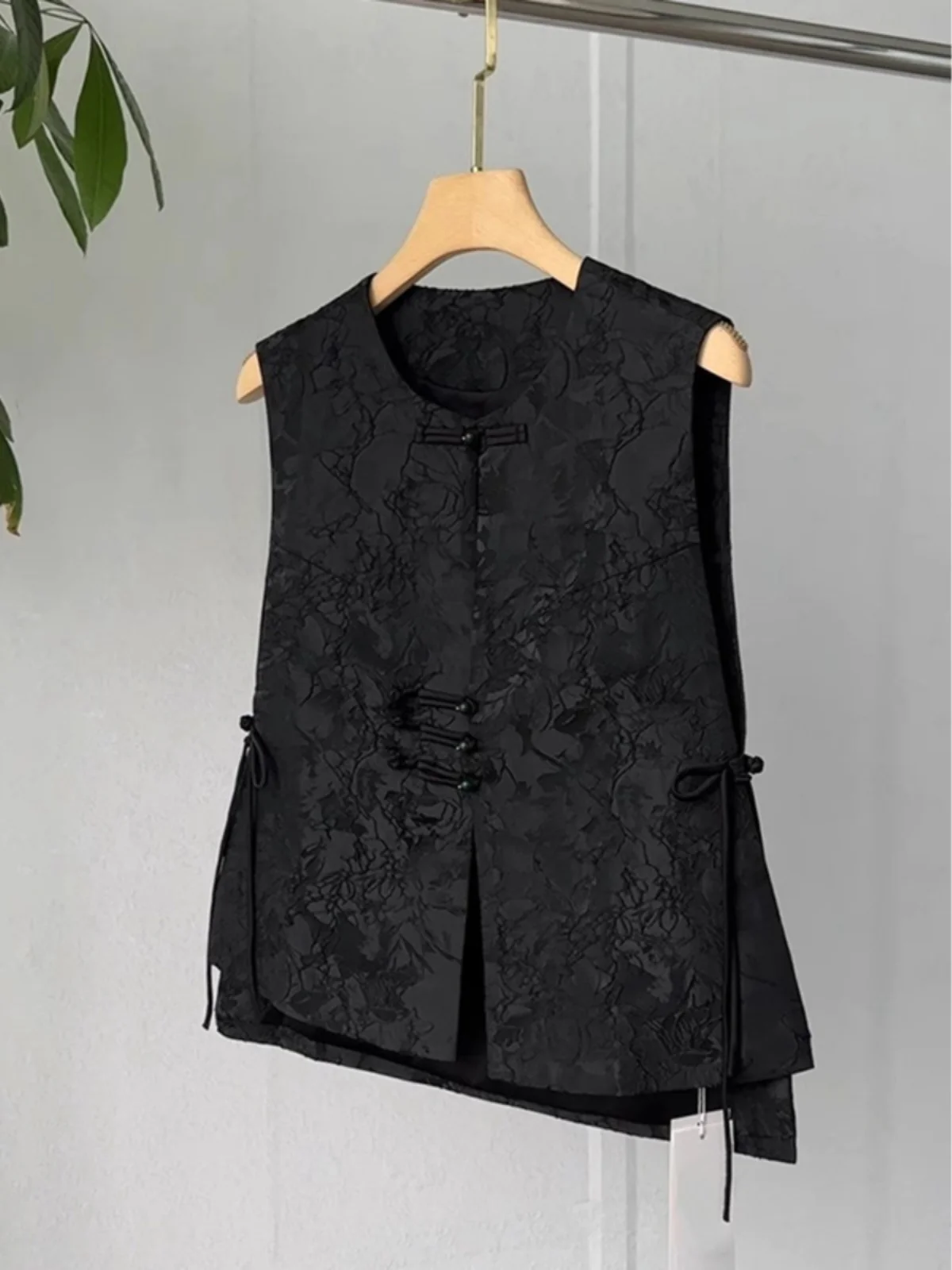 

New Chinese Sle Bla Embroidered Vest Women's Spring Summer Svel Retro National Design oulder Pad Top