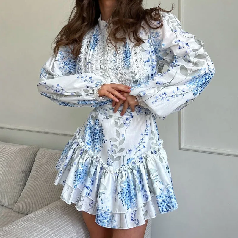 Nouvelle robe d'été avec imprimé bleu et blanc, col montant, manches bulles, bord à volants, jupe courte, petite et fraîche, mini jupe