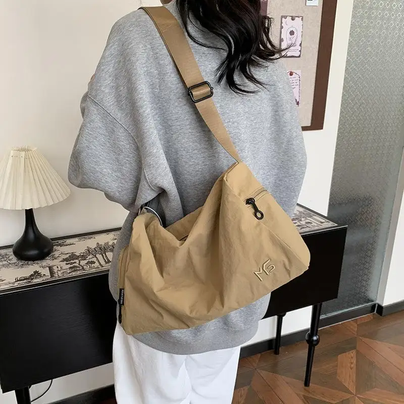 Fashionable Ladies Canvas Shoulder Bag Portable Nylon Large Capacity Casual Women's Bag Underarm Bag with Layer for Leisure