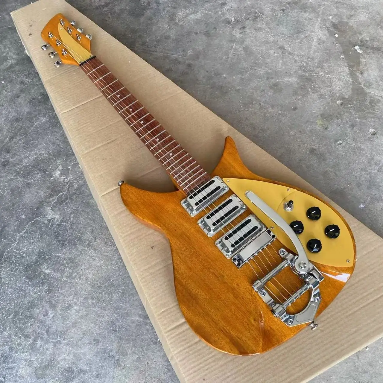 Light Yellow Color 325 Electric Guitar Tremolo 3 Pickups 20.75 