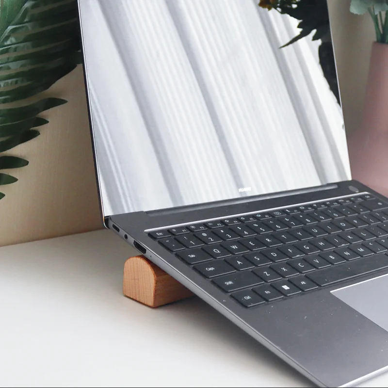 Solid wood notebook stand can be raised. The Macbook Air Pro accessory cooling base is convenient