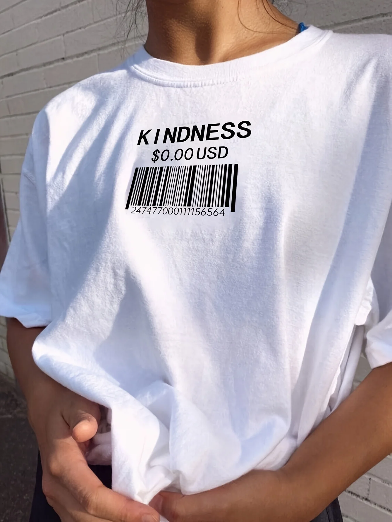 

Женская футболка — ярко-оранжевая с рисунком штрих-кода KINDNESS $0,01, мягкая повседневная женская футболка на каждый день
