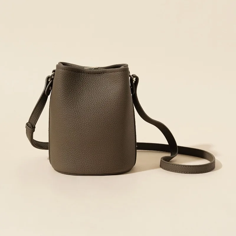 Light Luxury Bucket Portable Messenger Bag Versatile Women's Large-capacity Bag Niche Solid Color Shoulder Bag Retro Personality