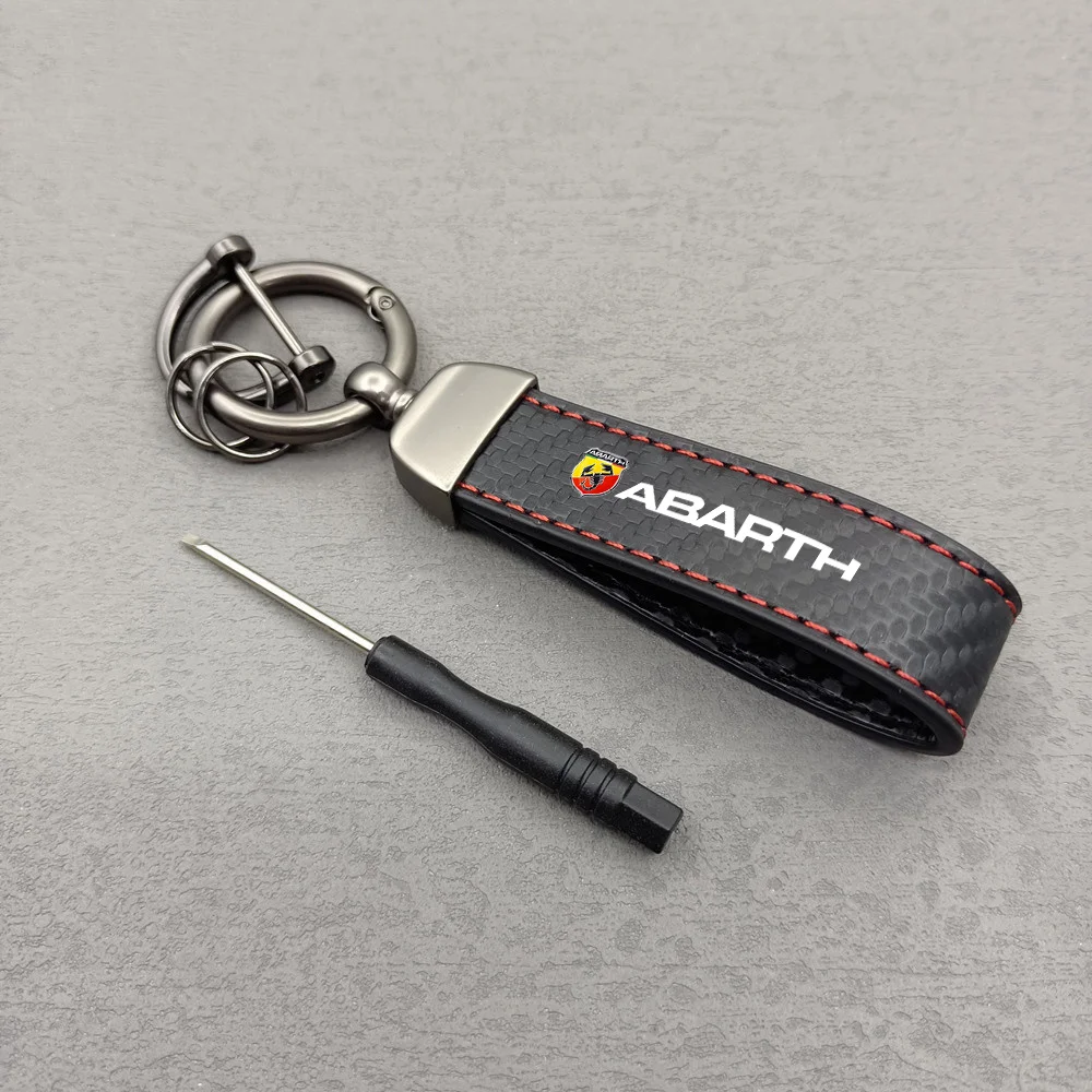 Leder-Carbonfaser-Auto-Schlüsselanhänger, um 360 Grad drehbar, Hufeisenschnalle, Anhänger, Schlüsselanhänger für Fiat Abarth 124 Spider 500 595 695 C