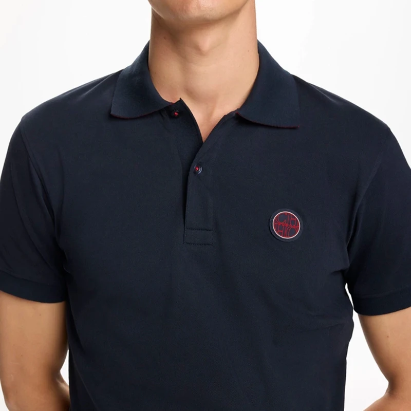 CH Roter Akzent Runder Gummi-Patch Links auf der Brust Premium Piqué Kurzarm-Poloshirt für Herren Schlanke Minimalistische Moderne Lässige Oberteile – Detail 10
