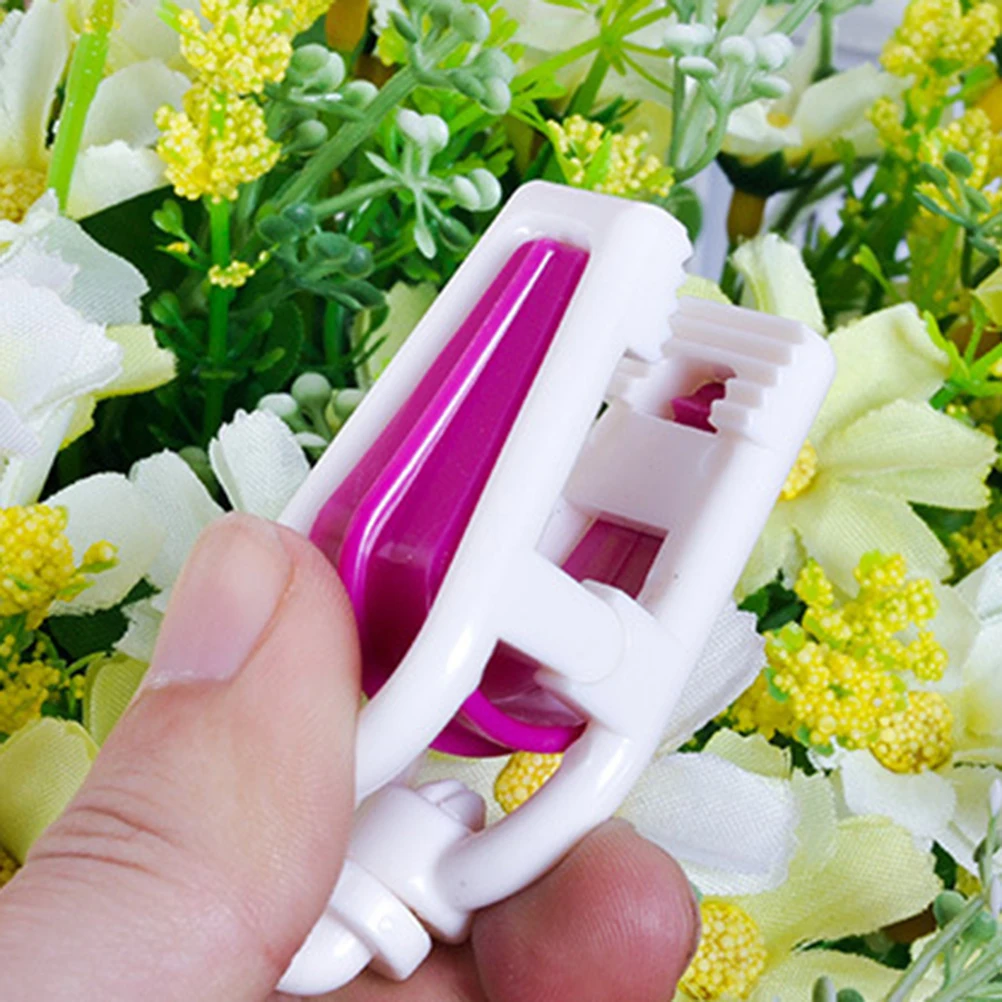 

20pcs Multifunctional Plastic Clips Clothes Pegs Clothe Travel Hangers Laundry Clips Windproof for Curtain(