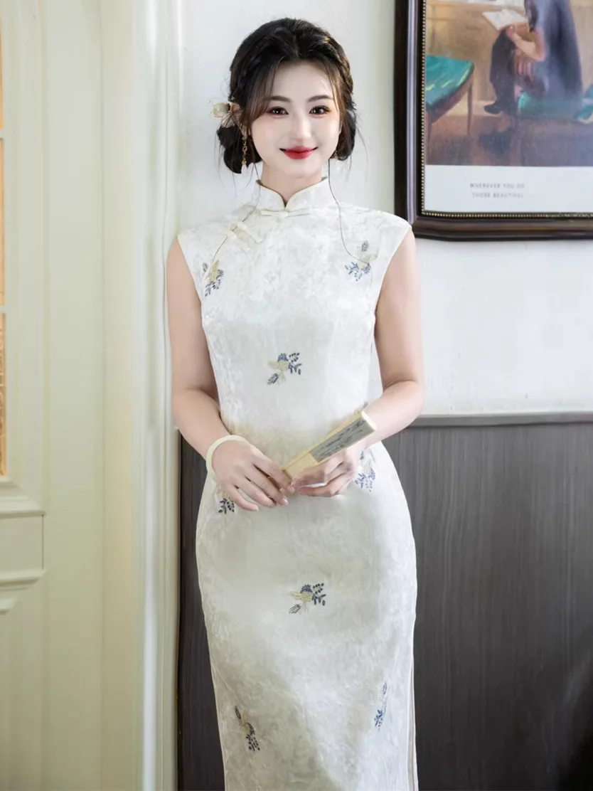 

2026 Spring/Summer New Qipao Velvet Embroidered Long Sleeveless New Chinese Style Ink Painting Slimming Elegant Qipao
