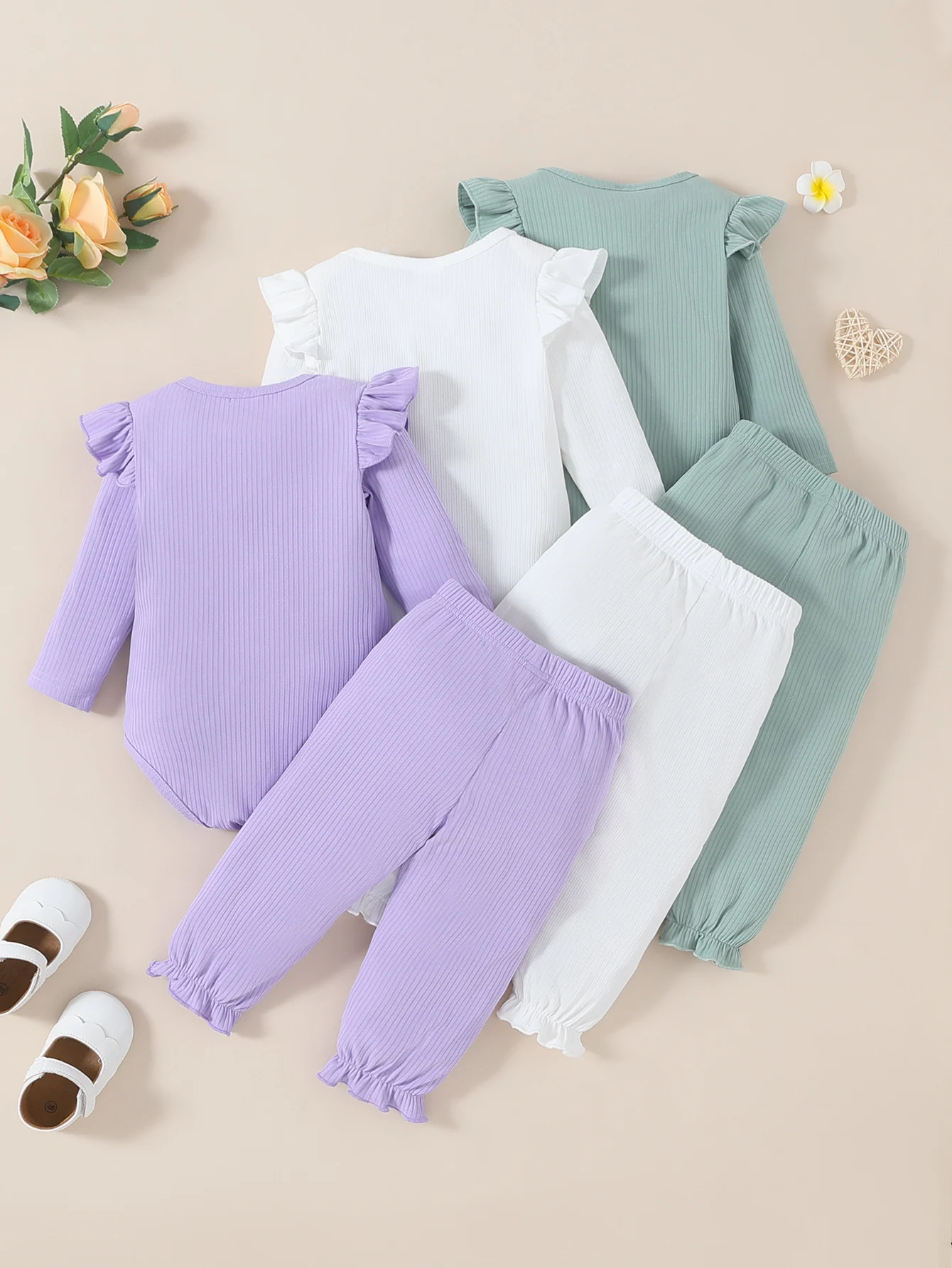 مجموعة طفلة الربيع والخريف الأكثر مبيعًا بأكمام طويلة: قلب مطرز برقبة دائرية، سراويل طويلة بلون موحد، حاشية مكشكشة - 3-P