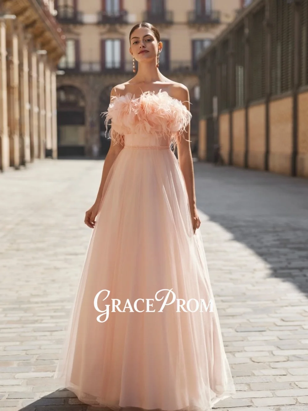 

GraceProm Charming Feather-Trim Evening Dress 2026 Delicate Waist-Embellished Carpet Gown Glamorous Flowy Floor-Length Party Gow