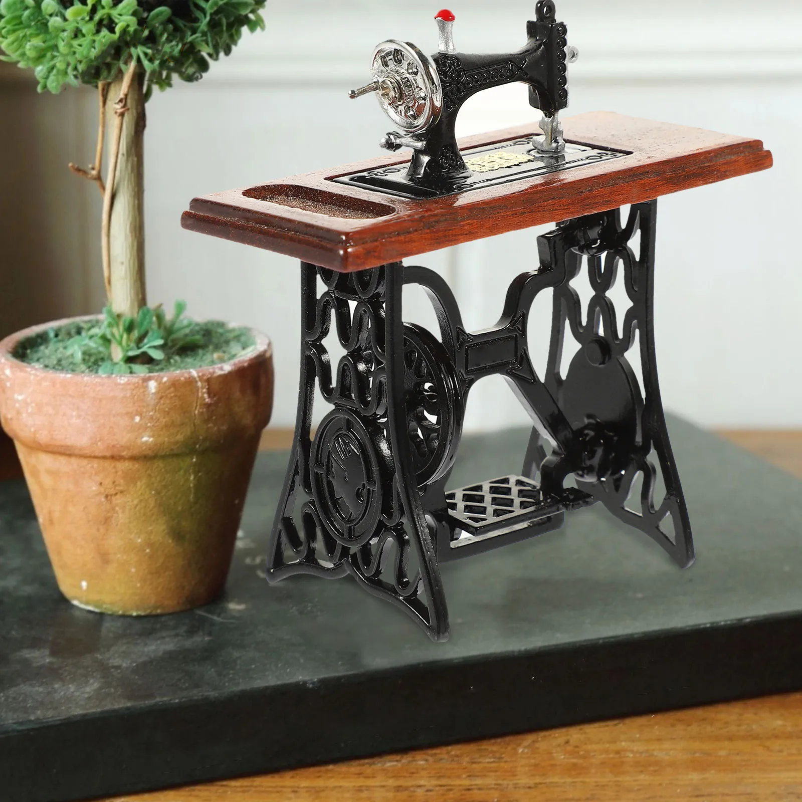 Mini Sewing Machine Core Wooden Alloy Mini House Ornamental Decoration Realistic Tiny Sewing Machine Accessory