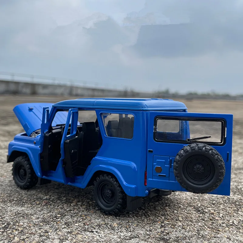 1/18 UAZ Hunter Alloy Car Model Diecasts Metal Toy Off-road Vehicles Car Model Simulation Sound Light Collection Childrens Gifts