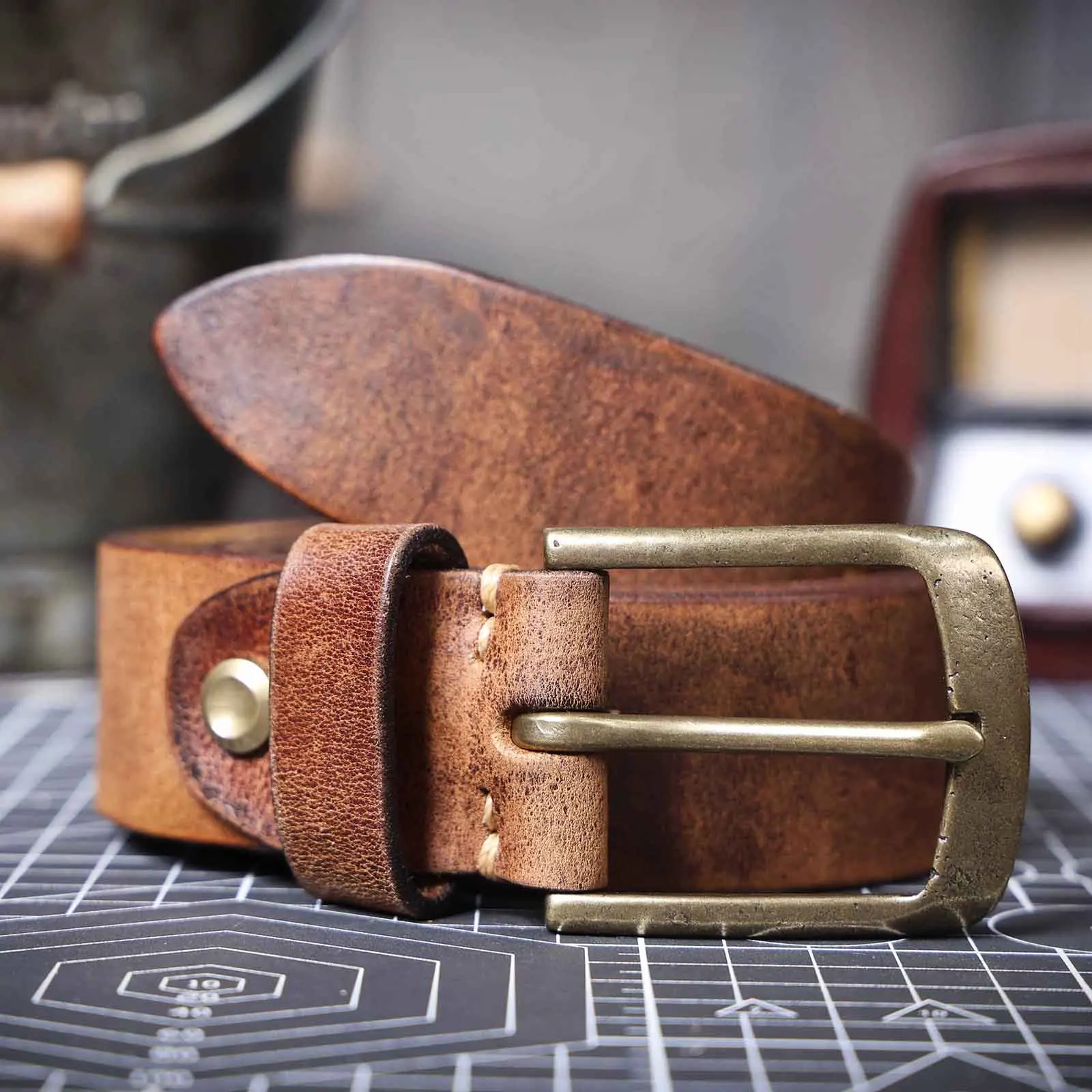 Vintage-Herrengürtel aus echtem Leder mit massiver Messingschnalle, lässiger Dornschließe-Gürtel mit Geschenkbox, verdicktes italienisches Rindsleder – Detail 13