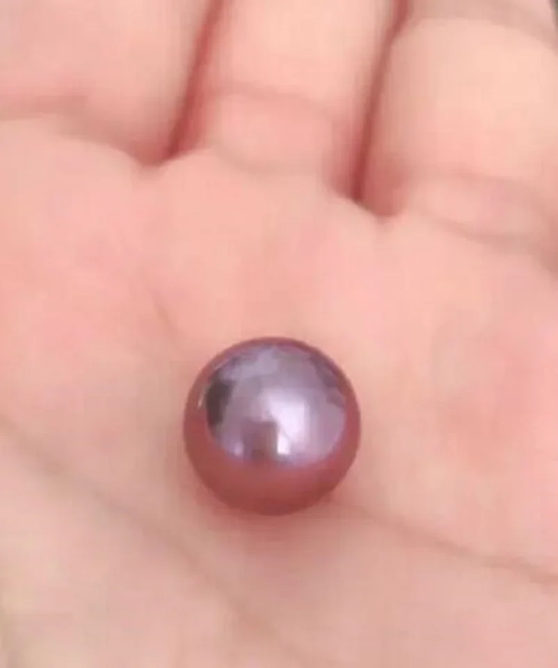 

A beautiful AAAAA11-12mm Nanhai round lavender pink loose pearl with a half hole.