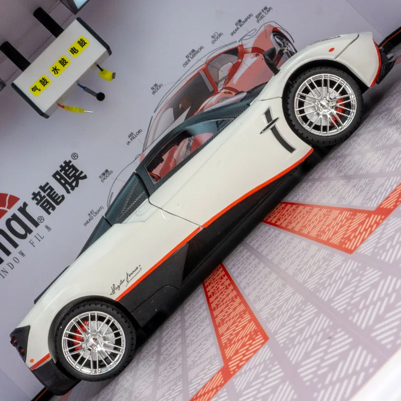 1:18 Pagani alloy model, doors and hood can be opened has simulated sound and lighting functions, rich details, fine workmanship