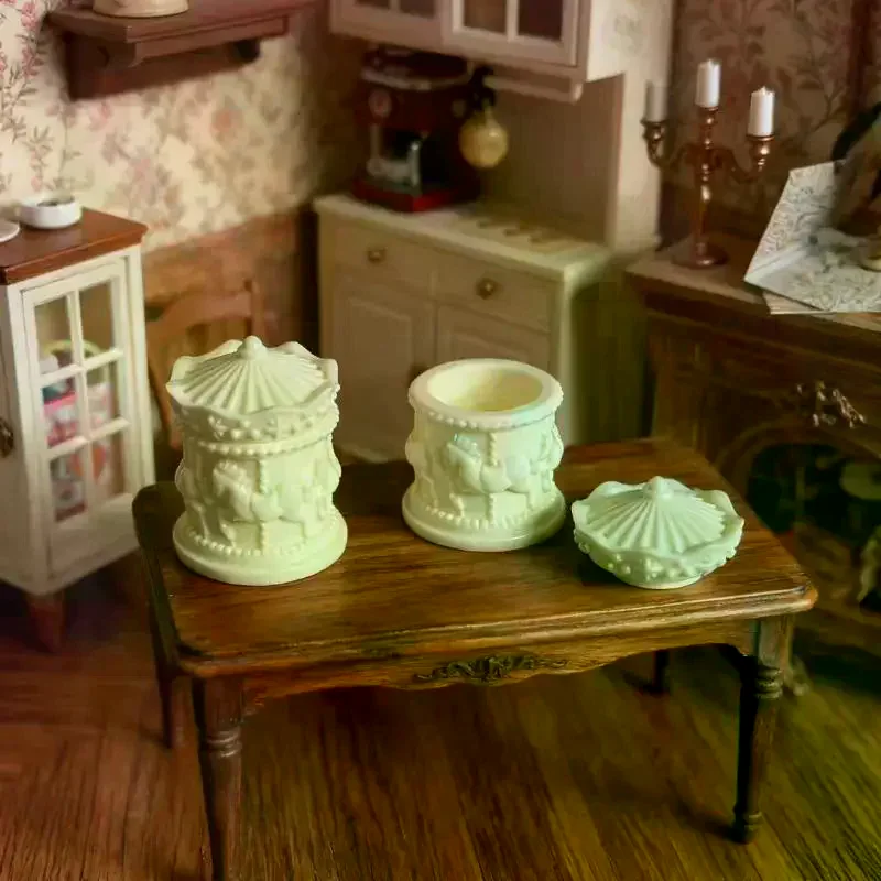 1 ชิ้น โมเดลกล่องเก็บของจิ๋ว รูปม้าหมุน สำหรับบ้านตุ๊กตา อุปกรณ์ตกแต่งบ้านตุ๊กตา กล่องเก็บกาแฟ ของเล่นตกแต่งบ้าน