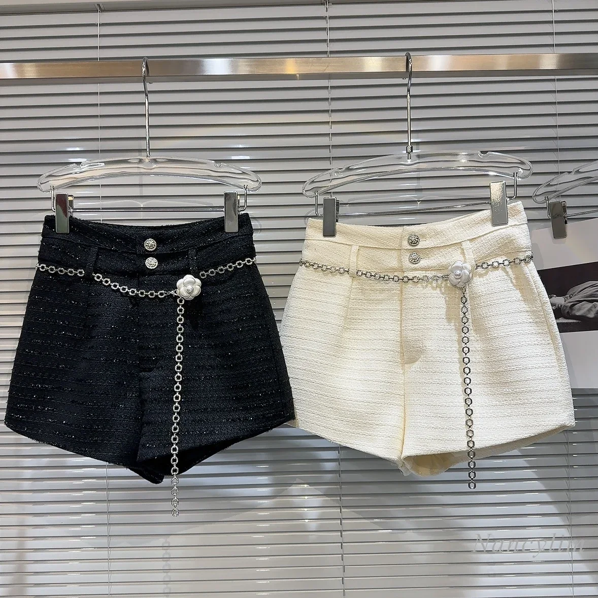 

2023 Winter Chic Tweed Shorts Lady New Camellia Metal Waist Chain Tweed Elegant Shorts White Black Two Bottons All-Mathing Short