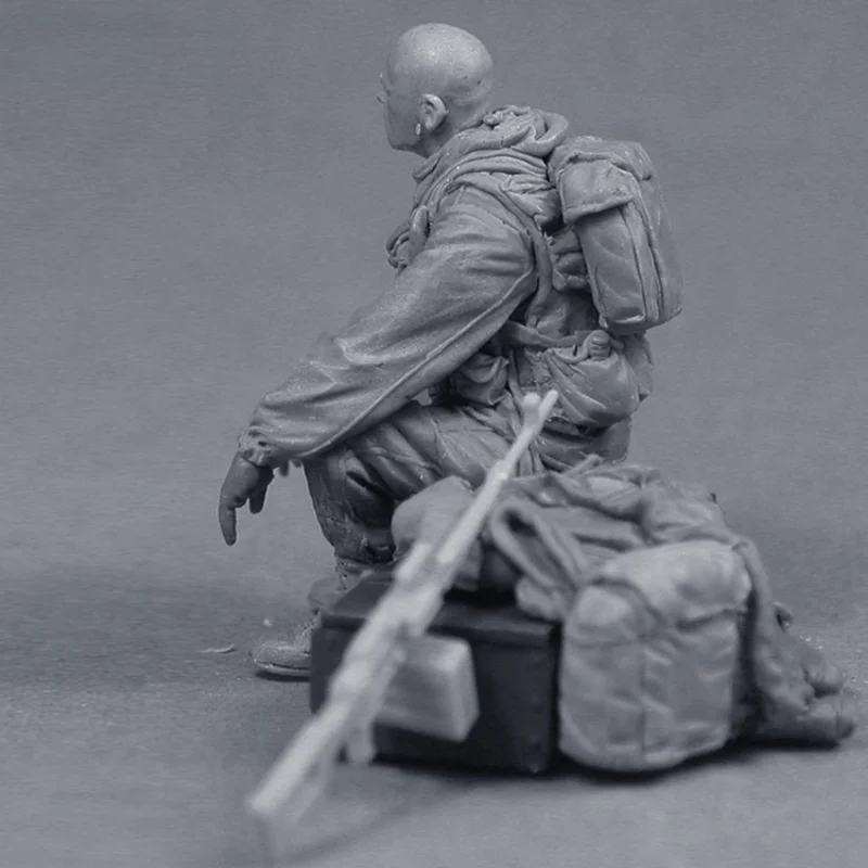 Miniature Toy 1/35 Resin Soldier Model Kit GRU Special Forces Soldier with Supply GK Diorama Unassembled and Unpainted DIY