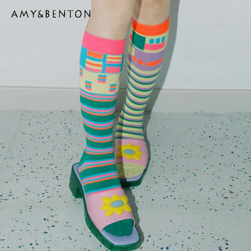 

Оригинальный дизайн, полосатые флуоресцентные цветные женские чулочно-носочные изделия до середины икры, новые осенние асимметричные хлопковые носки ярких цветов, женские носки до середины икры