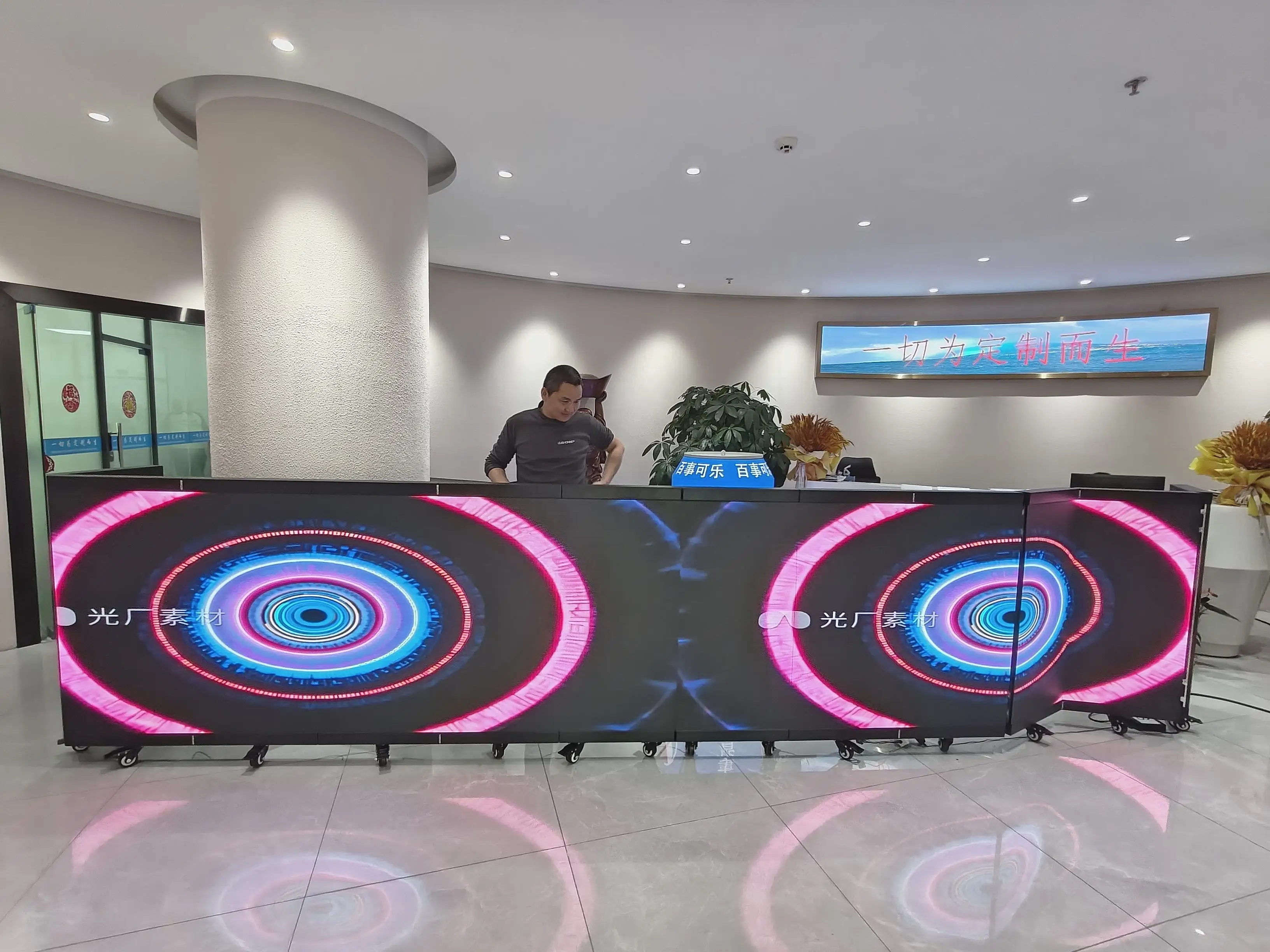 P1.8 P2.5 GOB Portable Curved LED DJ Booth Table, Aluminum Mobile Stage Display for Night Club Concert