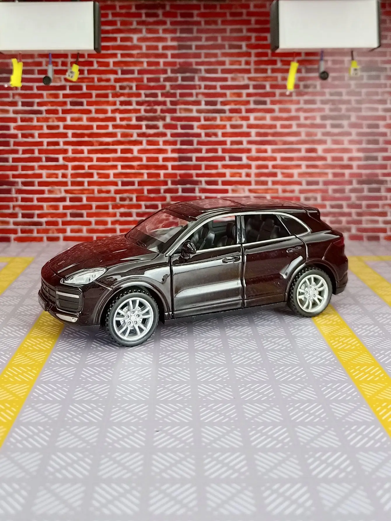 1:32 Porsche Cayenne Legierungs-Geländewagenmodell, zurückziehbarer akusto-optischer Spielzeugtür und Motorhaubenhülle kann geöffnet werden