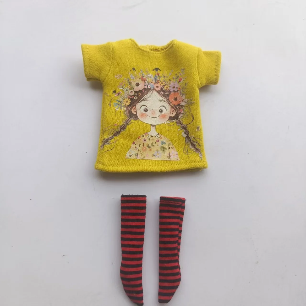 Handgefertigte OB24 1/6 Puppenkleidung, Cartoon-Print Kurzarm-T-Shirt + gestreifte Socken, kann als Zubehör für 1/6 Puppen verwendet werden. – Detail 25
