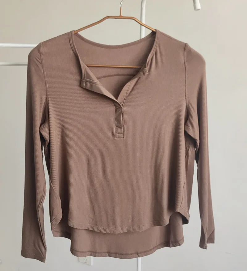 Fashionable Yoga Shirts for Women Stretchy and Breathable Women's Long Sleeve Yoga Shirts for Daily Training Comfortable Workout