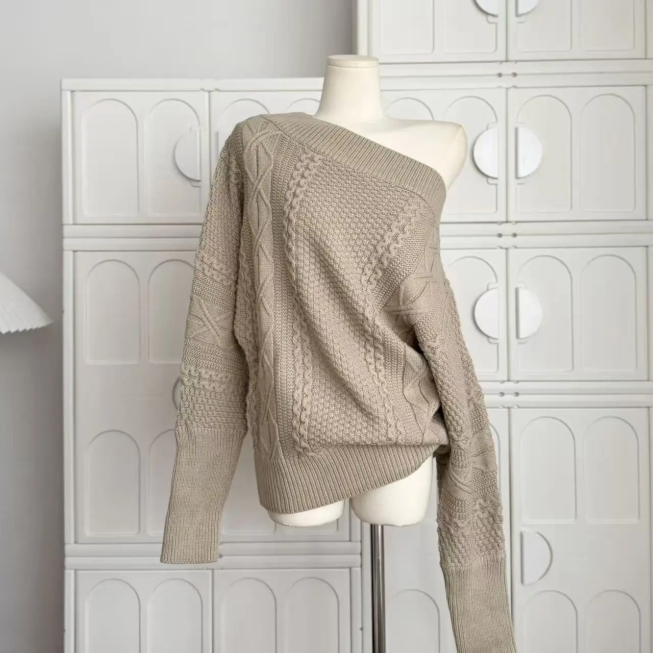 Damski sweter na jesień i zimę, jednolity kolor, asymetryczny dekolt, długi rękaw, wzór w warkocze, luźny krój, sweter damski, jednolity kolor, pulower.