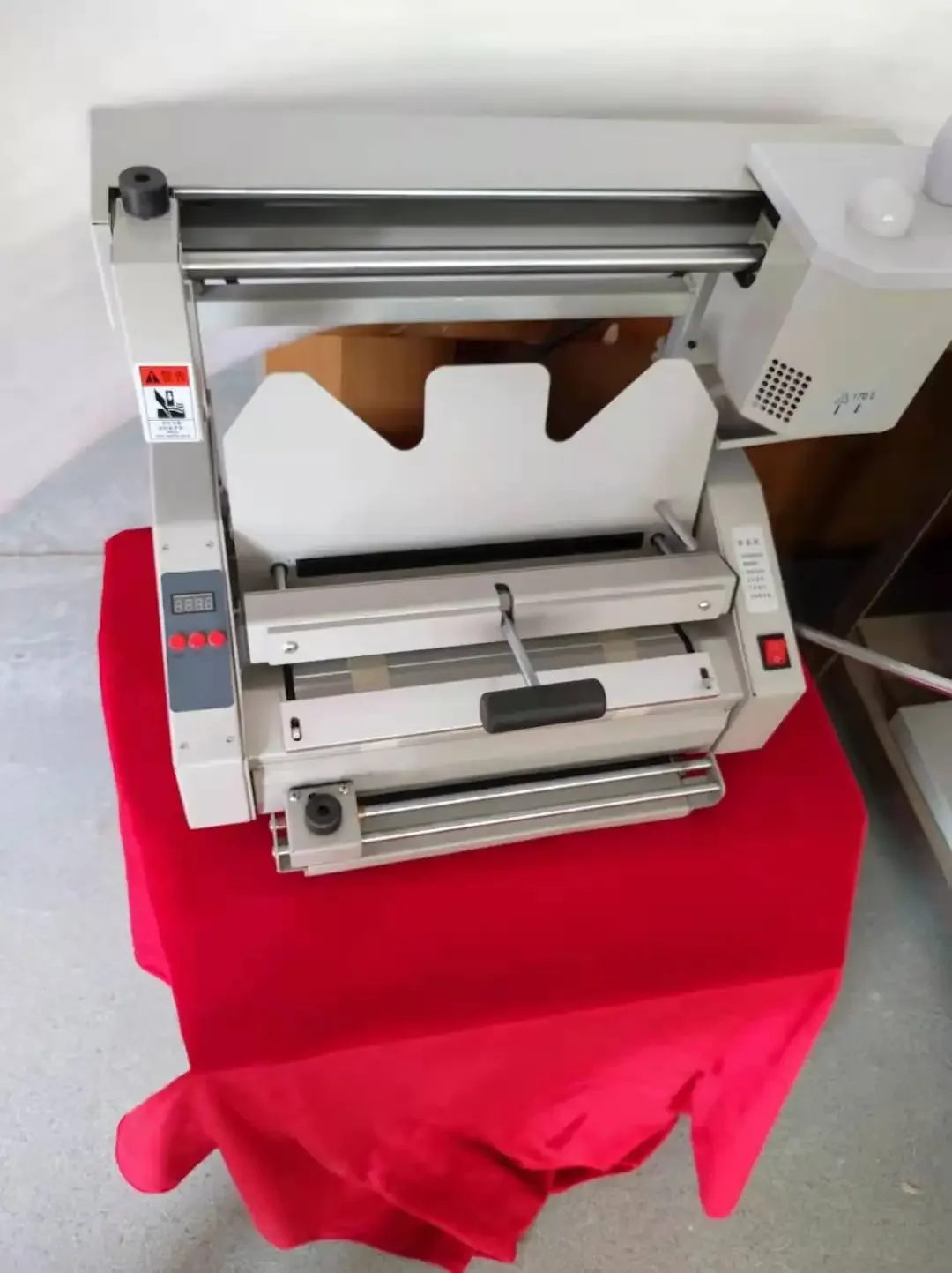 Apparatuur A4+ Desktop Lijmbindmachine met inkeping C30 met lage prijs