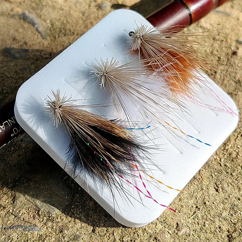 5 Stück Imitations-Caddis, eine gängige Art von Trockenfliegen zum Fliegenfischen und schwimmendem Köder, wird häufig mit Fliegenfischerei-Ausrüstung kombiniert. – Detail 2