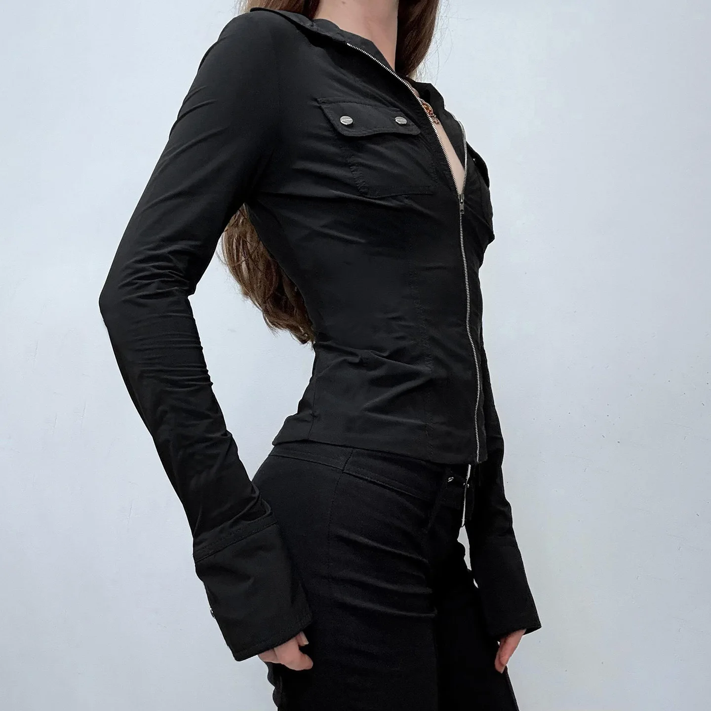 سترة نسائية موديل 2025 ببرشام Y2K باللون الأسود مع جيوب معاطف بأكمام طويلة وتصميم مقصوص ملابس عصرية 90s