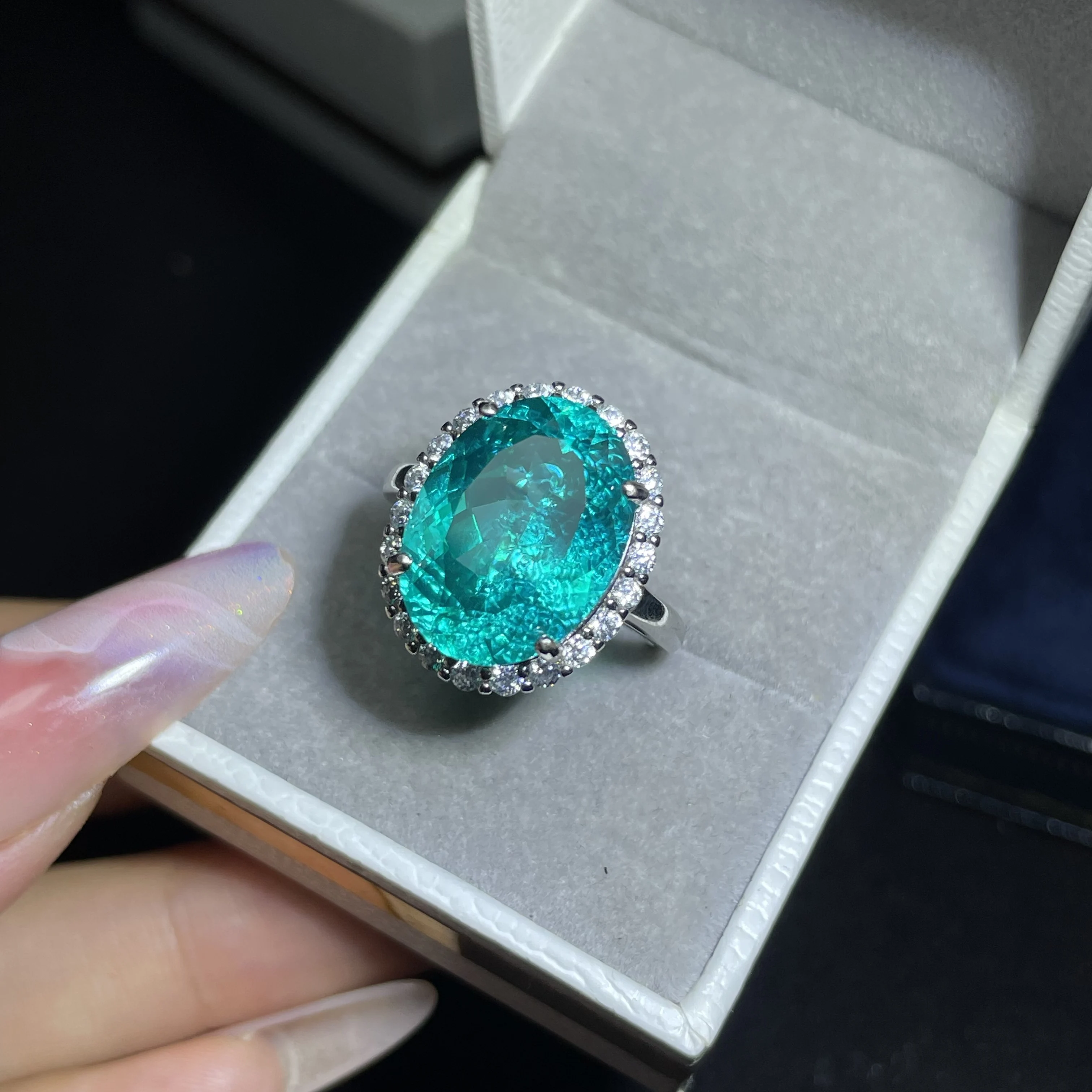 Pure natural Paráite 25-carat super-large pigeon egg gemstone ring set with diamonds - the highlight of the event
