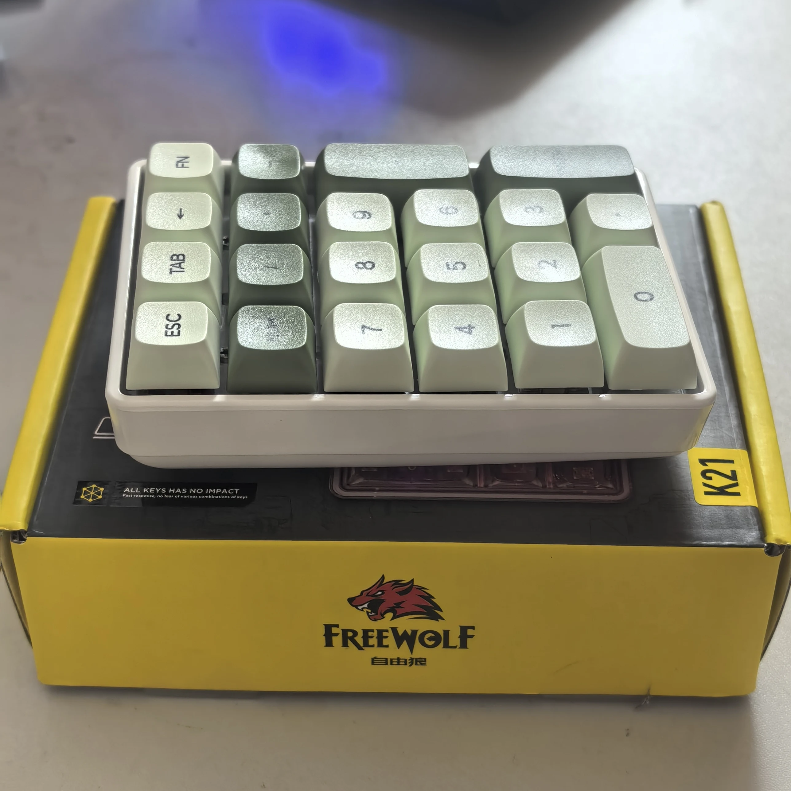 

Механическая клавиатура Freewolf K21, 21 клавиша, трехрежимная проводная/2,4G/BT5.0 с возможностью горячей замены, колпачки для клавиш из ПБТ и RGB-подсветка, вариант синего/красного переключателя