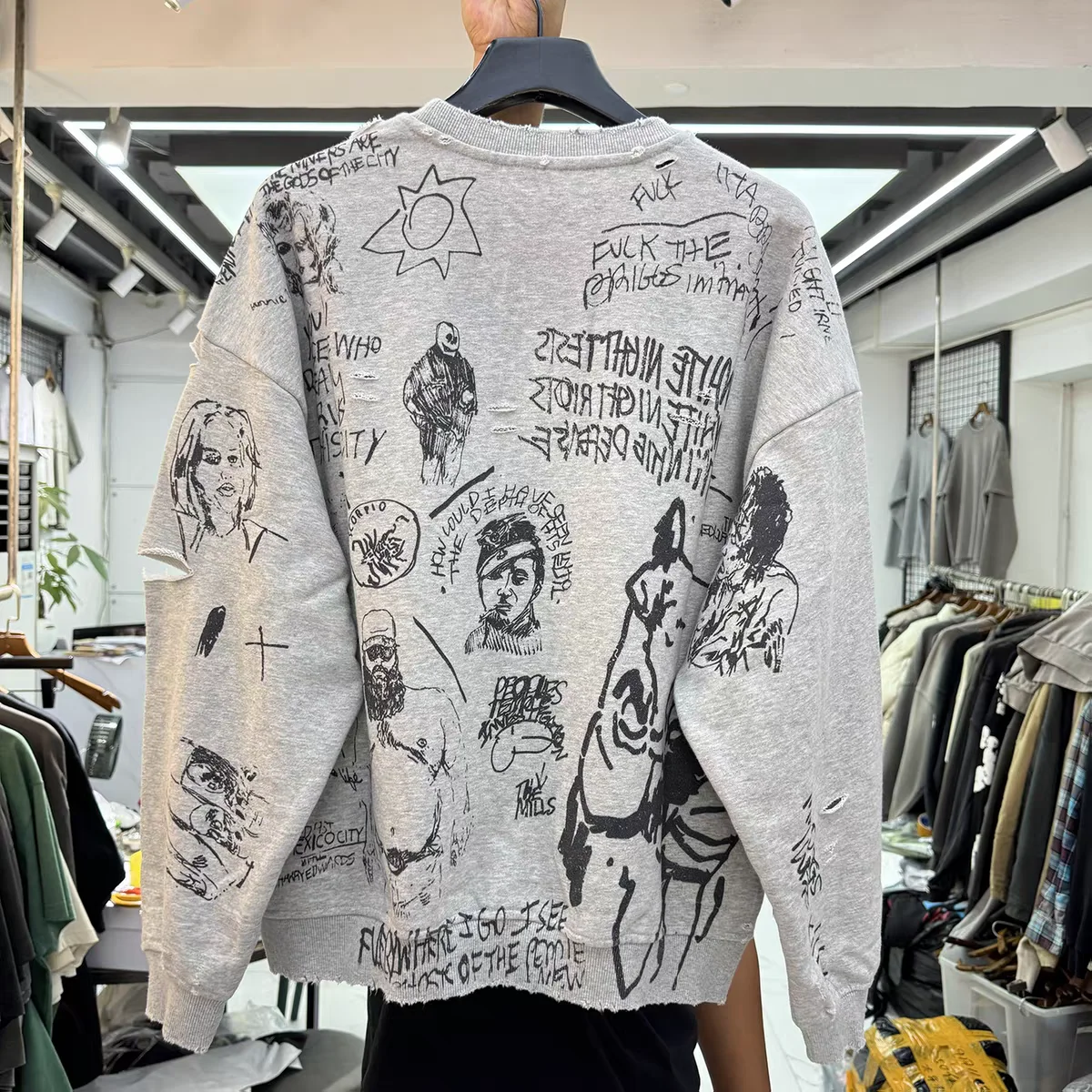 

Рваный топ с изображением граффити и буквенным принтом, свободная повседневная толстовка с круглым вырезом и петлей для мужчин и женщин, толстовка с капюшоном лучшего качества