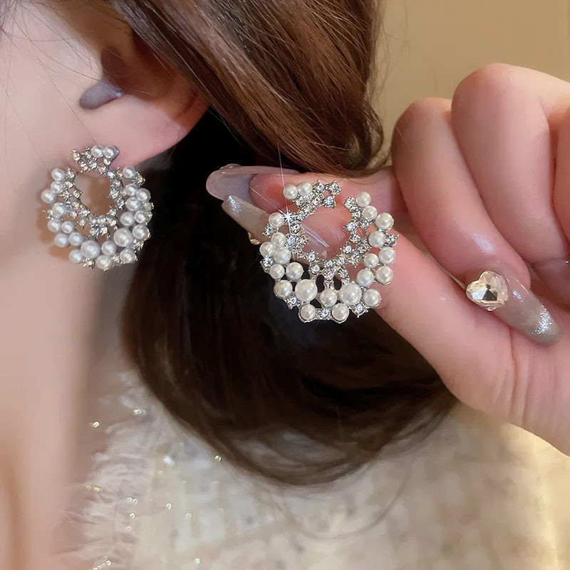 Gentle White Imitation Pearl Stud Earrings French Hollow Out C-shaped Nail Earring for Women Temperament Wedding Party Jewelr K