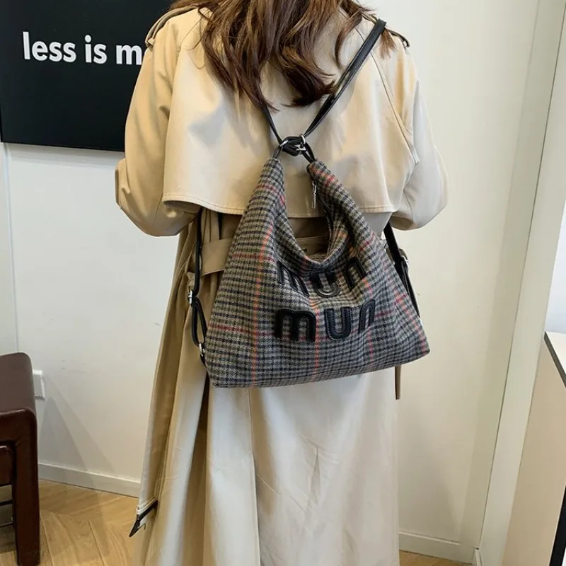 

Trendy Handbag for Young Women Campus Style Crossbody Bag for Social and Academic Life