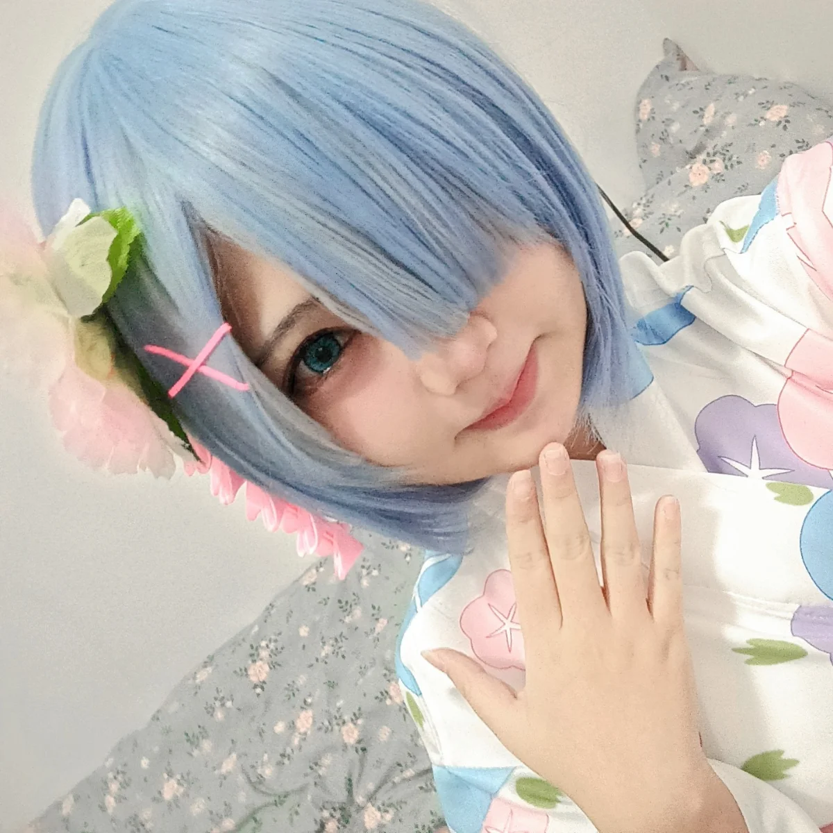Hellblaue, kurze Bob-Perücke mit Farbverlauf, seitlicher Pony, Kunsthaar für Rem-Cosplay und Dienstmädchen-Kostüm-Looks – Detail 6