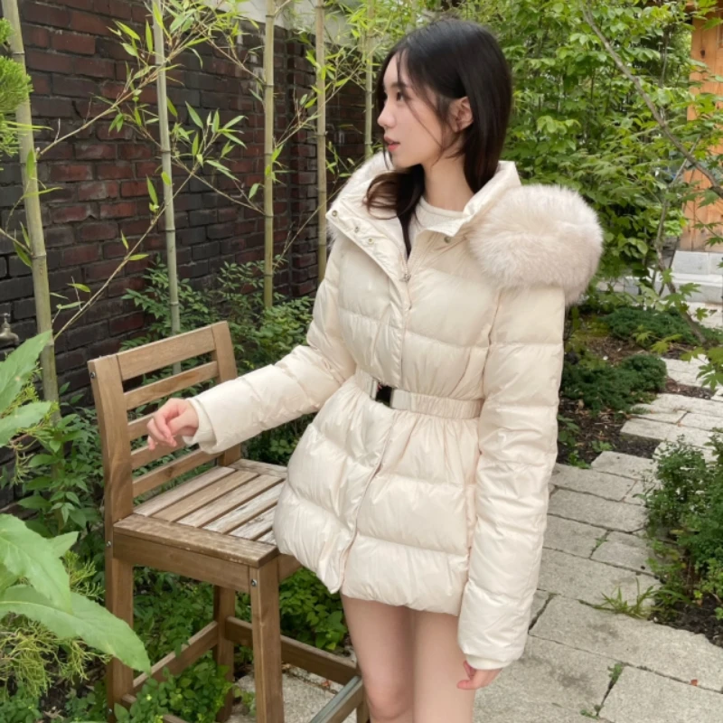 معطف نسائي كوري جديد لعام 2025 من Sle Thiened باللون الأبيض Du down Puffer Jaet مع ياقة كبيرة من الفرو متوسط الطول