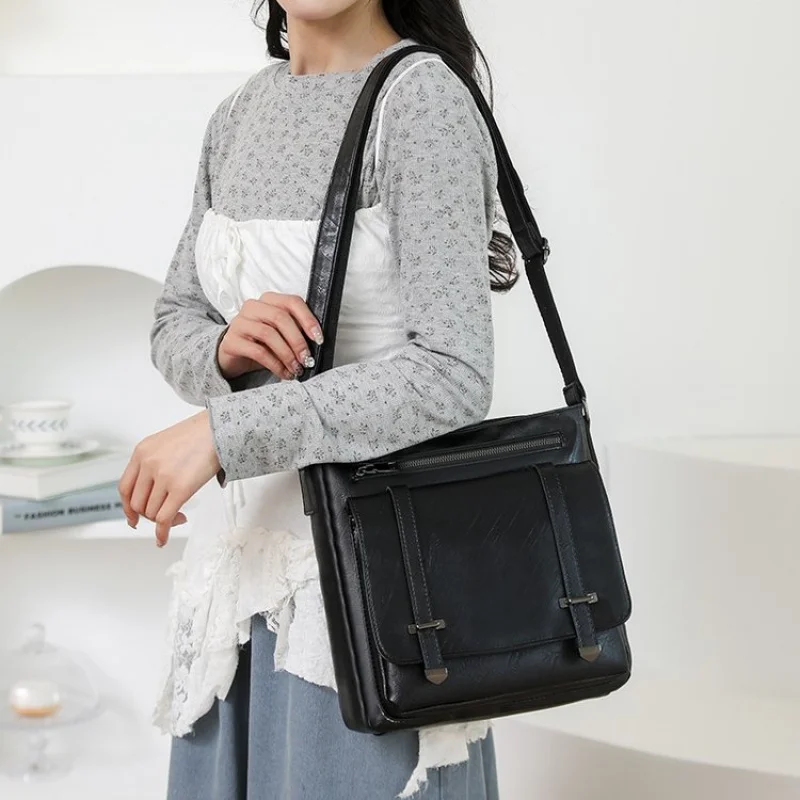 

Stylish Women Hand Bag Boasting Popular Elegant Color And Anti-Scratch Leather With Classic Stitch Detail​