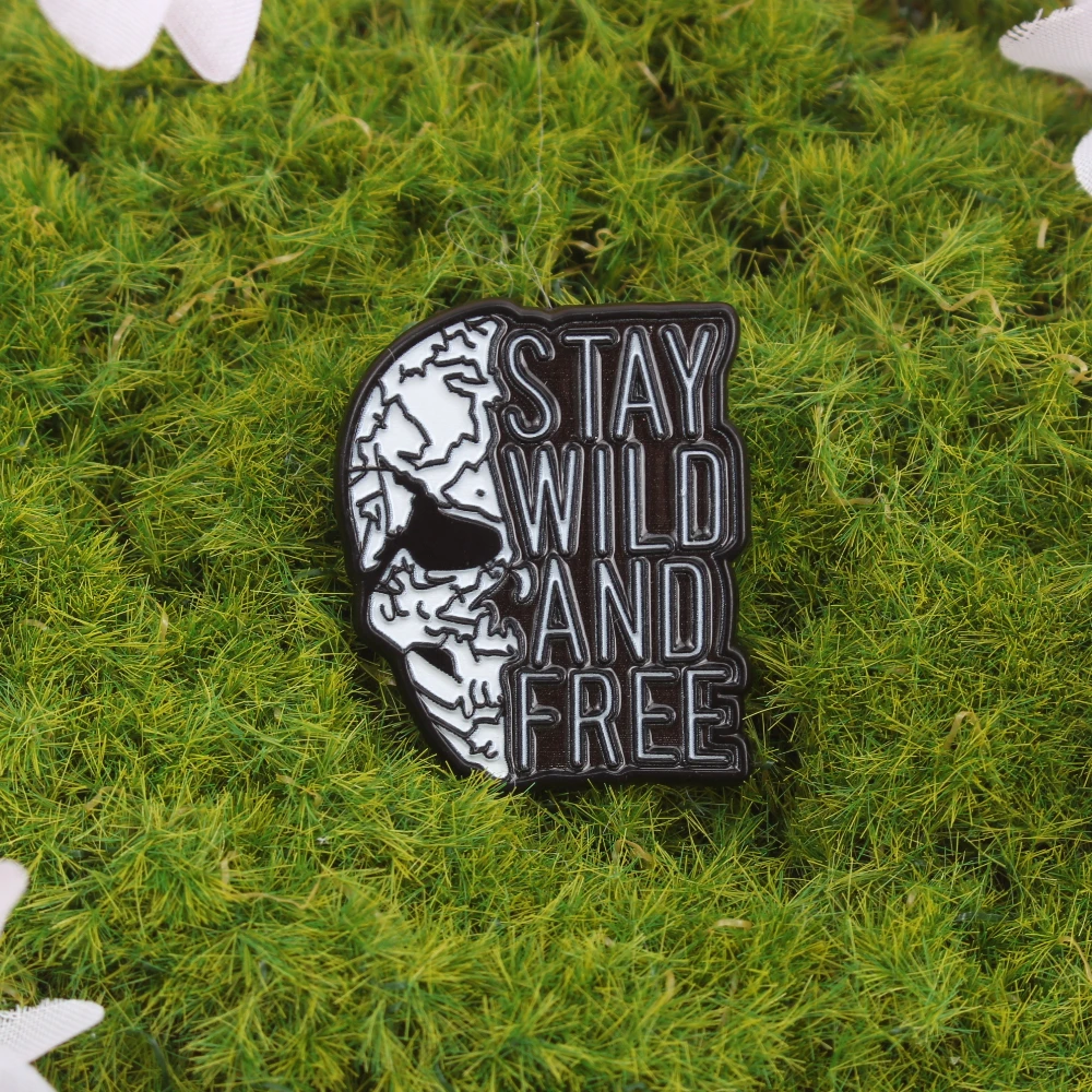 Halloween fashion hip hop personality Skull phrase badge brooch, clothing coat decoration accessories, give people gifts.