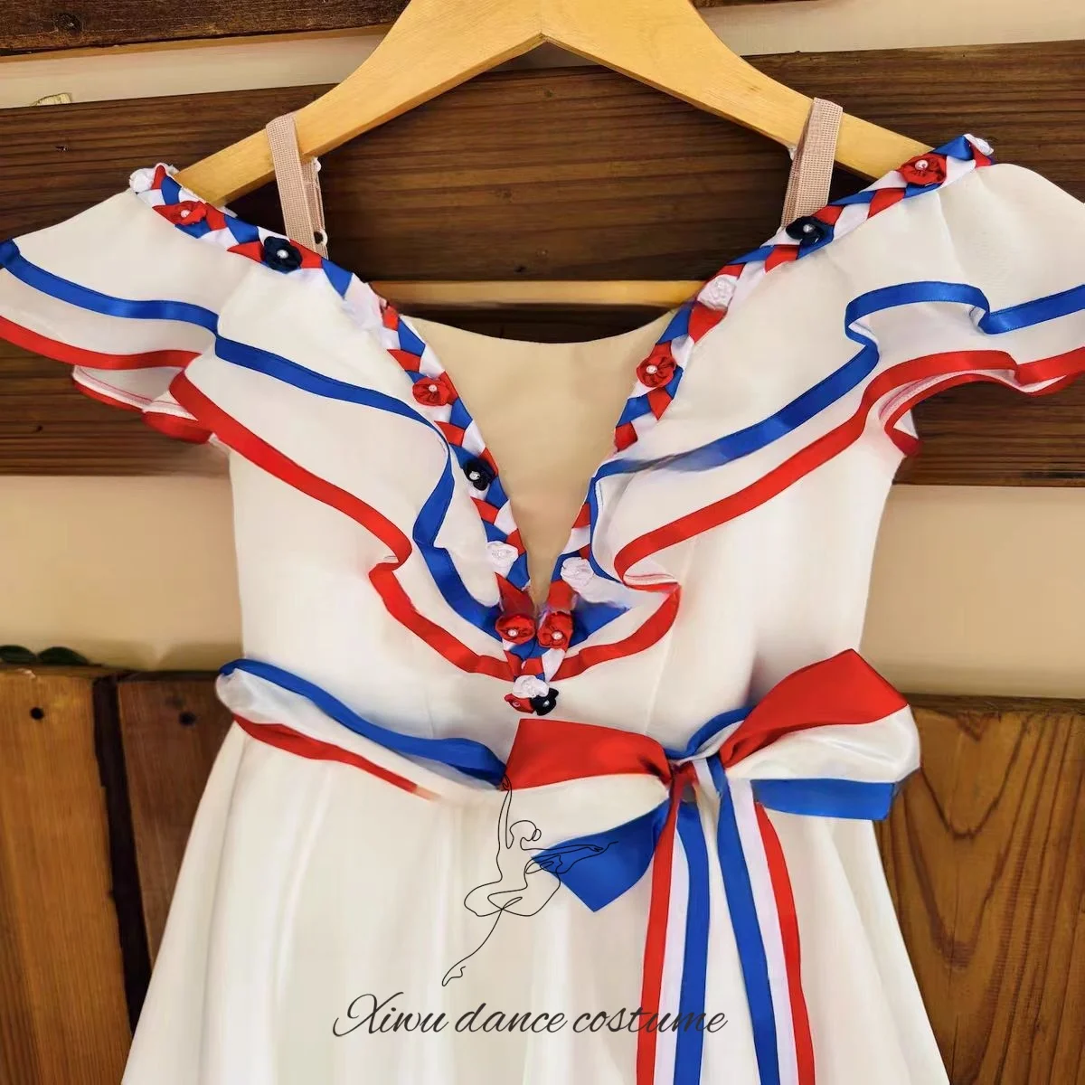 졸업 댄스 변형 발레 스커트, 흰색 파란색 다이아몬드가 박힌 리본과 모자, 빅 스윙 롱 스커트, 대회 스커트