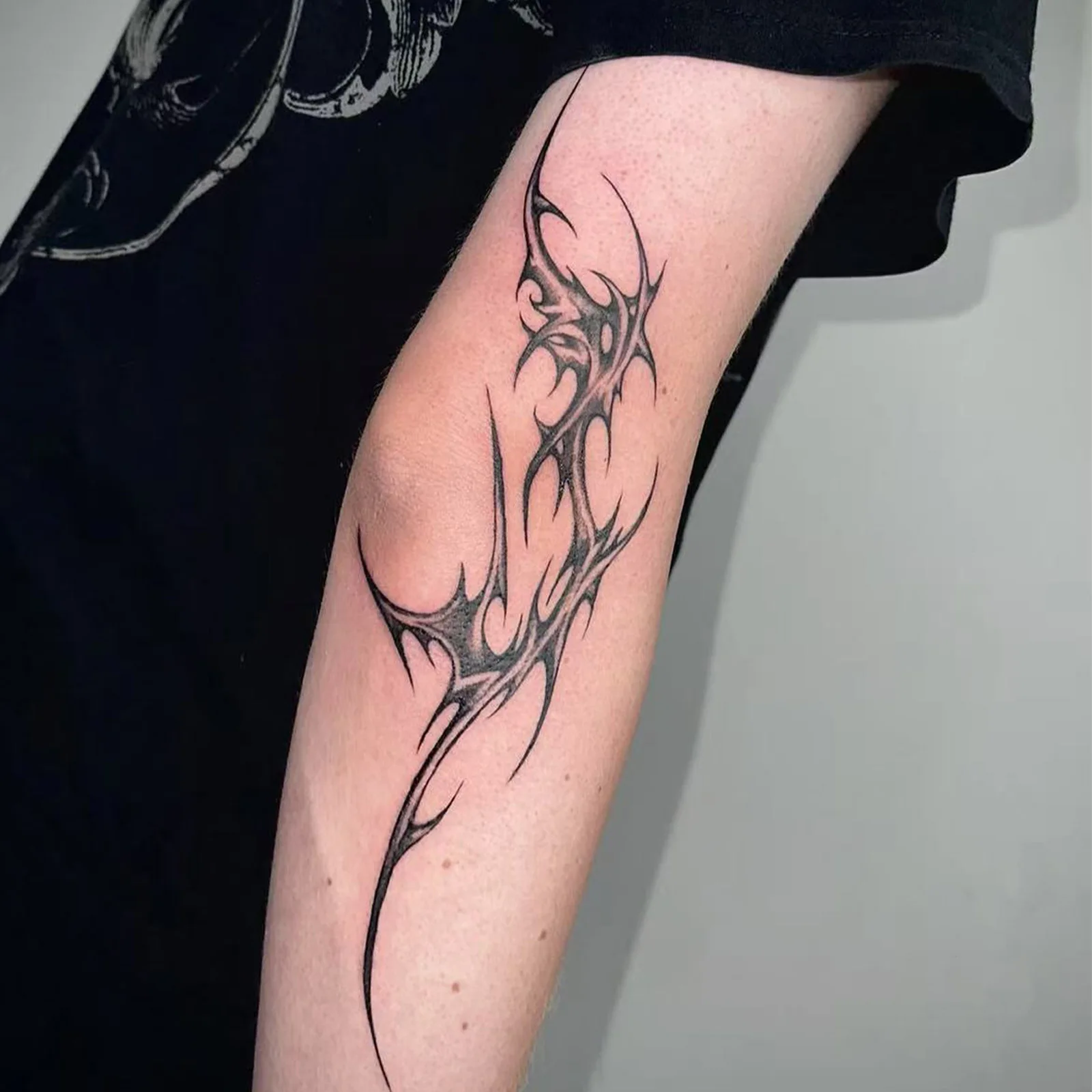 

Временная татуировка-наклейка «Готический тотем с шипами», смелая темная татуировка на руку для мужчин и женщин, реалистичное боди-арт изображение