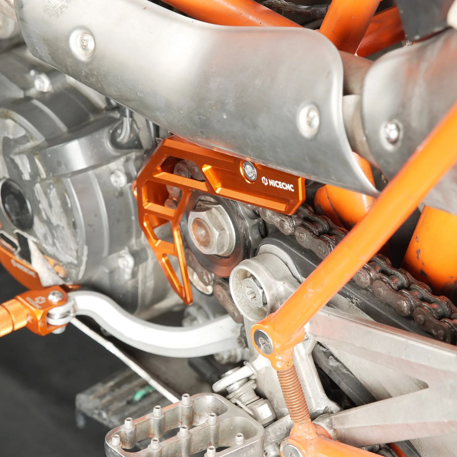 (EU-Lager) NICECNC Kettenschutz für KTM 690 Enduro R 690 SMC R 2009-2025 Husqvarna 701 Enduro/SM GasGas 700 – Detail 14