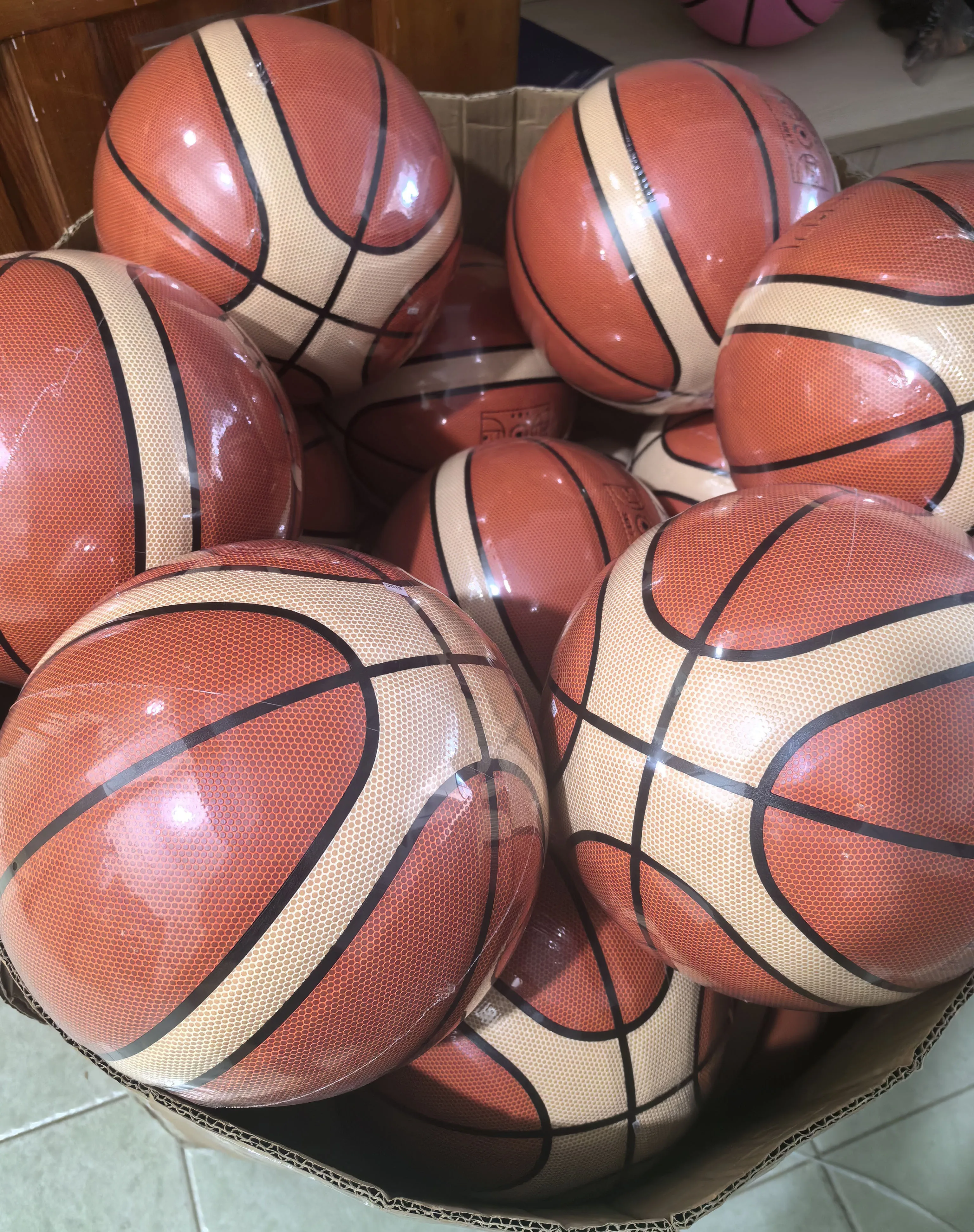 บาสเก็ตบอลคุณภาพสูงแบบกําหนดเองขนาด 7 ปรับแต่งโลโก้ลูกบาสเก็ตบอลสําหรับการฝึกอบรม