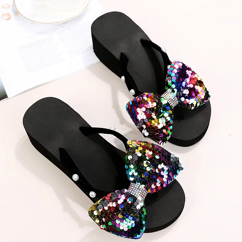 

Новинка 2023 года, декро-шлепанцы со стразами и блестками для женщин, модные сандалии на танкетке и платформе, женские легкие нескользящие тапочки